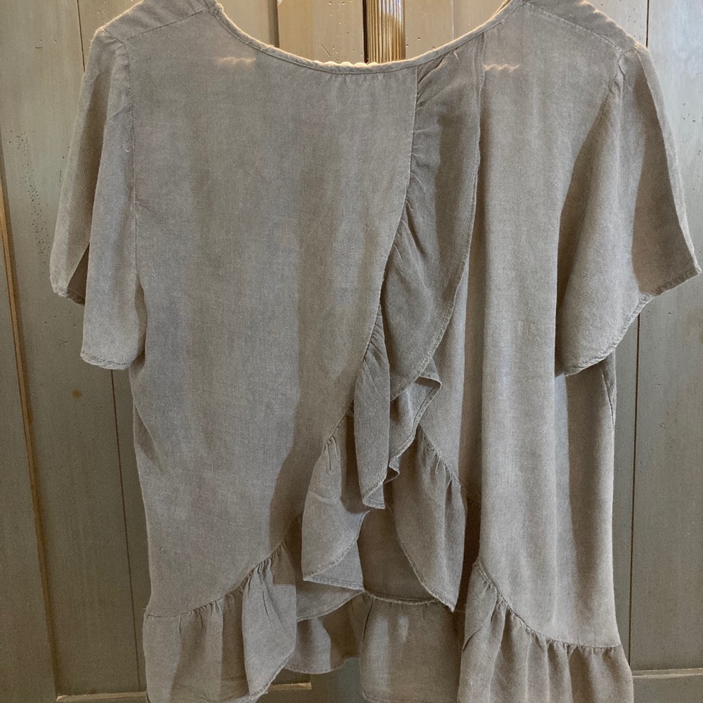 Stylish NYTT Short Sleeved Blouse Descending Ruffle Trim